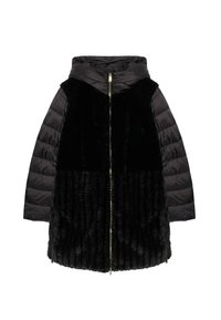 Chaqueta negra con frente de piel mullida y mangas acolchadas, cierre de cremallera y capucha. Textura distintiva y materiales cálidos.