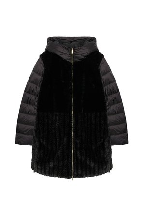 Czarna kurtka z pluszowym futrzanym przodem i pikowanymi rękawami, zapinana na zamek z kapturem. Wyraźna faktura i ciepłe materiały.