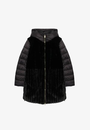 Giacca nera con fronte in pelliccia morbida e maniche trapuntate, chiusura con zip e cappuccio. Texture distinta e materiali caldi.