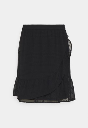 Sort nederdel med lagdelt design, der har en flæsekant og tekstureret stof med subtile mønstre. Elastisk taljebånd for justerbar pasform.