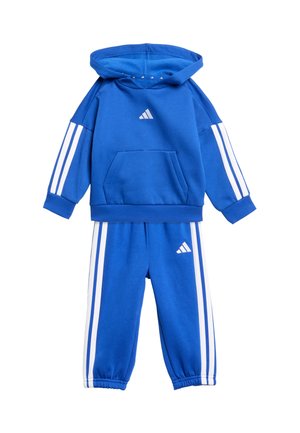 Survêtement Adidas bleu comprenant un sweatshirt à capuche avec une poche avant et des bandes blanches aux manches, ainsi que des pantalons assortis avec des poignets élastiques.