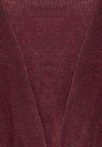 Cardigan in magenta con un tessuto morbido, apertura frontale e un design accogliente. Il tessuto presenta lievi variazioni nella profondità e nel colore.