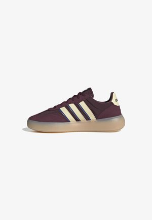 Bordeaux sportieve schoen met crème strepen, ronde neus en semi-transparante rubberen zool. Textielen bovenwerk met gestructureerde details.
