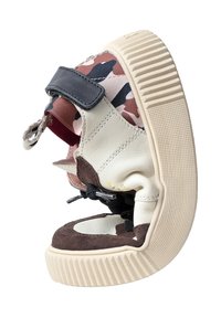 Sandalo in pelle e suede con motivo camouflage; presenta una fascia in velcro, una soletta imbottita e una suola in gomma spessa con scanalature.