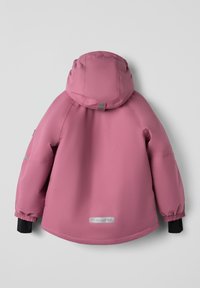 Roze waterdichte kinderjas met capuchon, elastische manchetten en zwarte binnenmouwen, weergegeven vanuit de achterkant op een grijze achtergrond.