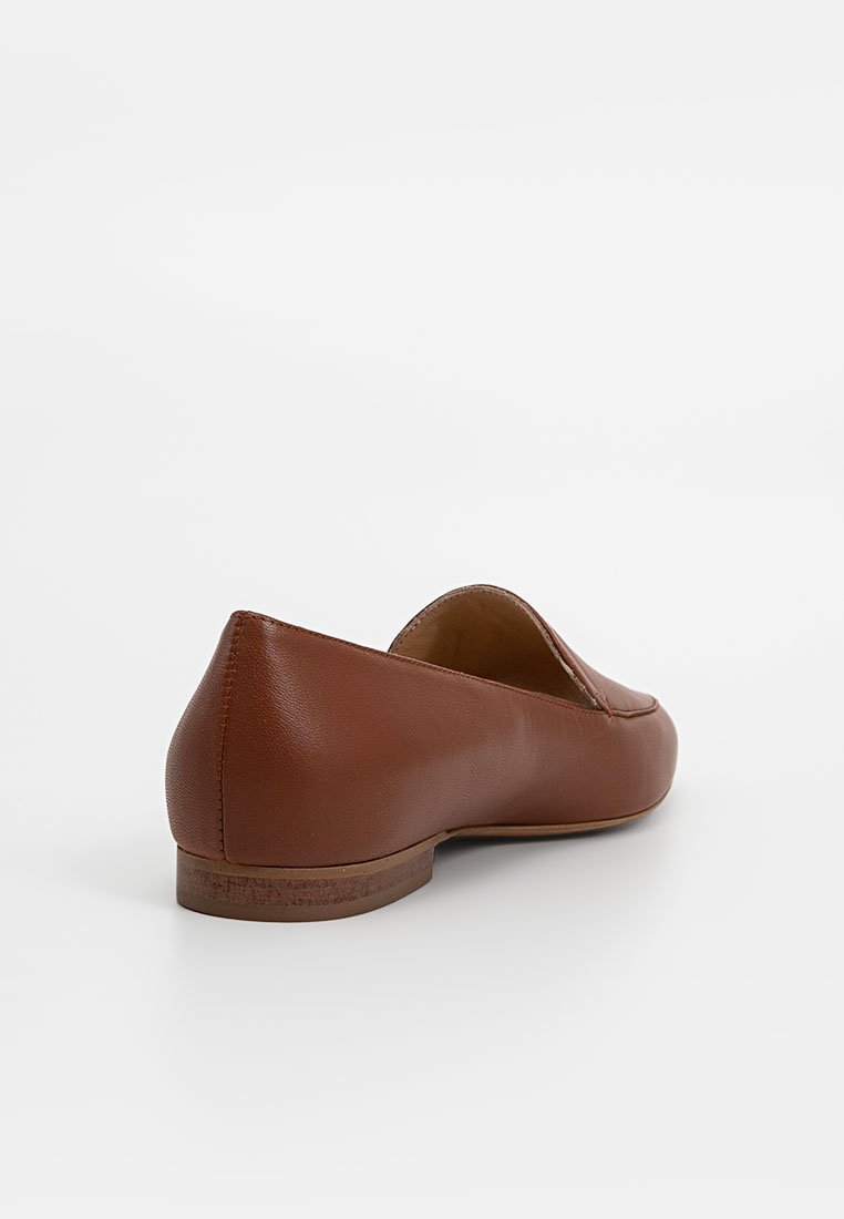 Braune lässige Lederschuhe mit abgerundeter Spitze und minimalistischem Design. Sie verfügen über einen niedrigen Absatz und eine glatte Textur mit dezenten Steppnähten.