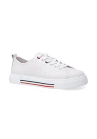 Weiße synthetische Sneakers mit perforierten Seitenpaneelen, klassischem Schnürdesign und texturiertem weißen Sohlen mit roten und schwarzen Streifen.