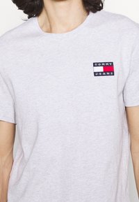 Tommy Jeans Jednoduché tričko - mottled grey