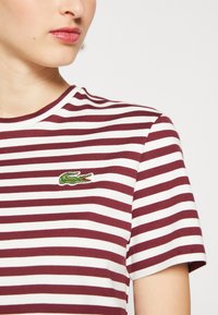 Lacoste Apdrukāts T-krekls - zin/flour