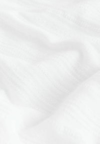 Witte gestructureerde stof met een zachte, gebreide uitstraling, voorzien van subtiele horizontale strepen en een glad, lichtgewicht gevoel.