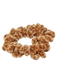 Brun sammetsscrunchie med en fluffig, texturerad design. Har en cirkulär form med samlad material, vilket skapar ett mjukt och plyschigt utseende.