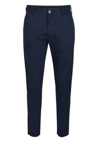 Granatowe, wąskie męskie spodnie z pętelkami na pasek, z przodem na guzik i zamkiem błyskawicznym, wyeksponowane na białym tle.