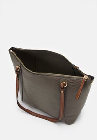 Szara torebka typu tote z teksturowanej skóry z zamkiem błyskawicznym w kolorze złotym i brązowymi akcentami. Przestronne wnętrze z dwoma paskami na ramię.