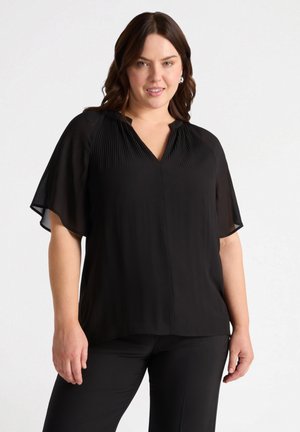 Blusa nera con maniche corte e fluttuanti, scollatura a V e texture plissettata sulle spalle. Tessuto morbido con un design fluido.