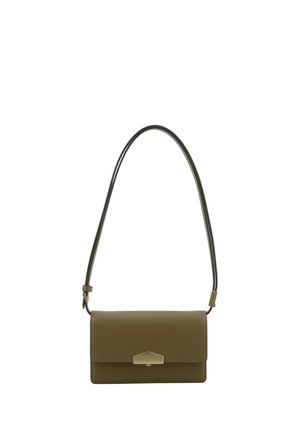 Sac bandoulière en cuir vert olive avec une longue sangle réglable et une fermeture métallique dorée sur le rabat avant.