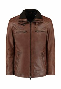 Chaqueta de cuero marrón con cuello de canalé negro, cierre frontal, bolsillos con cremallera en el pecho y los lados, y detalle de hebilla cerca del cuello.