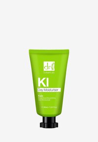 Zielona plastikowa tubka z czarną zakrętką, oznaczona napisem "KI Day Moisturiser" oraz "Kale Superfood Nourishing", pojemność 30 mL/1,01 oz. Tekst jest pogrubiony.