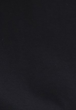 Czarna tkanina o gładkiej, matowej teksturze. Powierzchnia jest wolna od wzorów lub dekoracji, charakteryzując się jednolitym kolorem w całej swojej powierzchni.