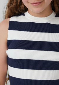 Gestreiftes Tanktop in Marineblau und Weiß aus geripptem Stoff, mit hohem Ausschnitt und ärmellosem Design.