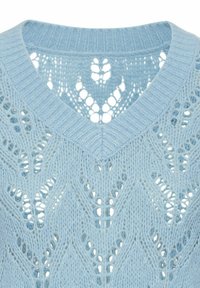 Hellblauer Strickpullover mit V-Ausschnitt, komplexem Spitzenmuster und strukturierten Rippkanten. Der Stoff hat ein weiches, luftiges Aussehen.