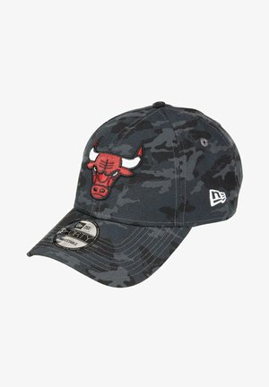 Schwarze Camouflage-Baseballmütze mit einem gestickten roten Stier-Logo auf der Vorderseite. Sie verfügt über einen gebogenen Schild und einen verstellbaren Riemen.