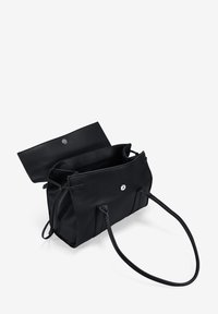 Bolso tote de cuero negro con textura suave, parte superior abierta, dos asas largas y cierre magnético. El interior es espacioso con un forro sencillo.