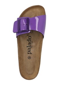 Sandalo scivoloso in patent viola con una fibbia quadrata. Presenta una soletta marrone imbottita e un marchio stampato sulla suola interna. Design piatto.