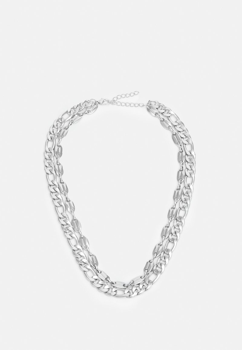 Colier din metal argintiu cu mai multe inele de lanț, având forme și dimensiuni variate. Închidere ajustabilă cu o extensie din lanț pentru potrivire.