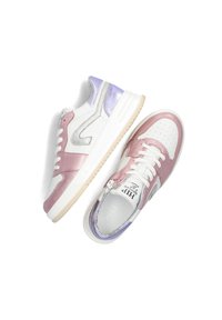 Stijlvolle sneakers zijn gemaakt van een combinatie van witte, roze en zilveren materialen. Ze hebben een gladde textuur en geperforeerde accenten op de teen.