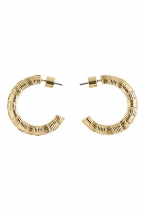 Paar goldfarbener, strukturierter Creolen mit geriffeltem, segmentiertem Design und Stecker-Verschlüssen auf weißem Hintergrund.