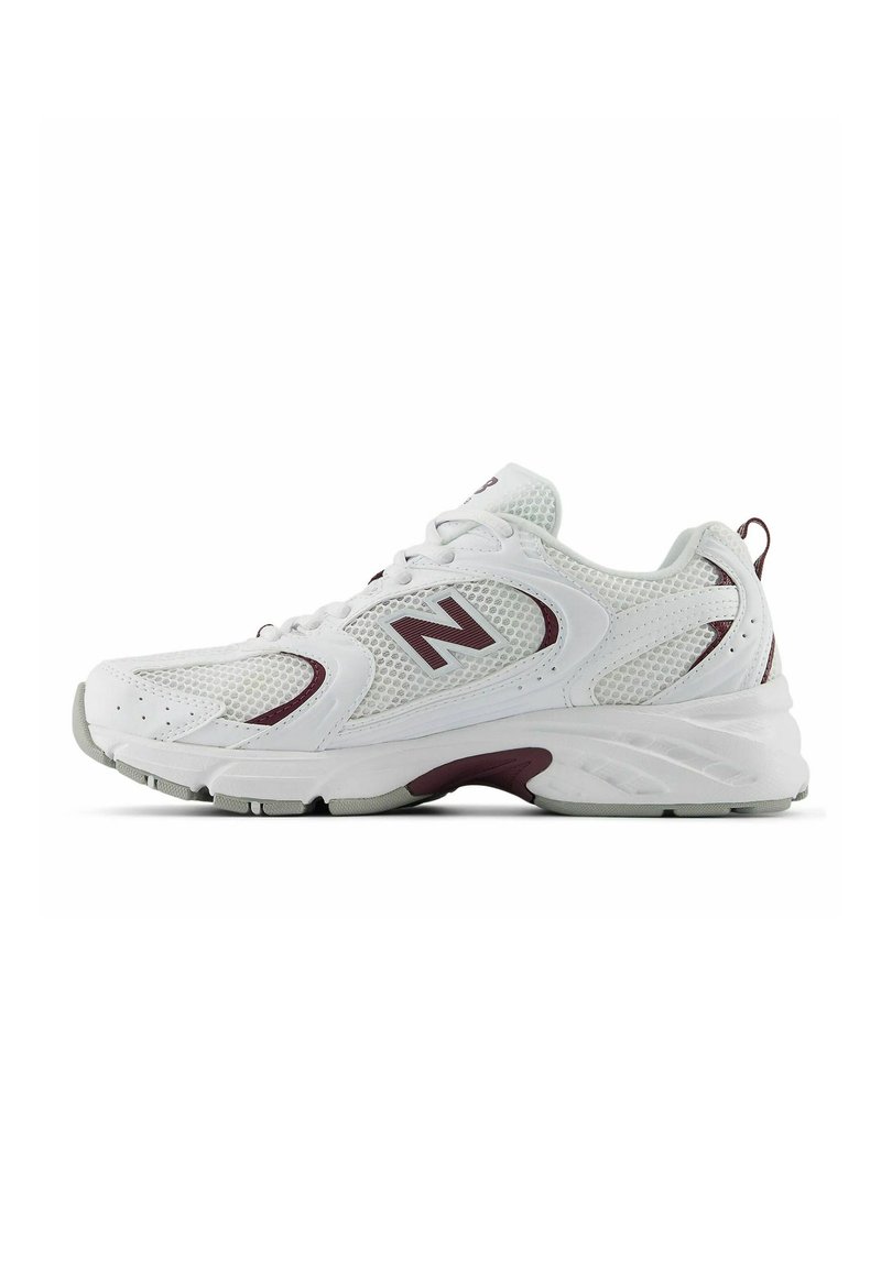 Scarpa sportiva bianca con tomaia in rete e dettagli color marsala, caratterizzata da una punta rotonda, lacci e una suola ammortizzata per il comfort.