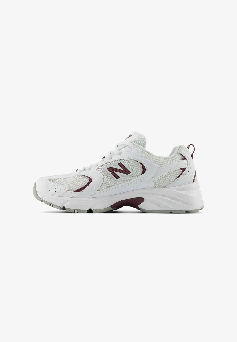 Scarpa sportiva bianca con tomaia in rete e dettagli color marsala, caratterizzata da una punta rotonda, lacci e una suola ammortizzata per il comfort.