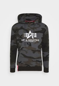 Camo-mönstrad hoodie i nyanser av grått och svart, med en framficka, dragsko på huven och vit logotext över bröstet.