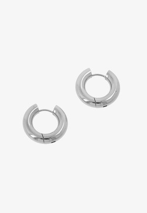 Een paar gepolijste zilveren oorringen met een dikke band en scharnierluiting op een witte achtergrond.