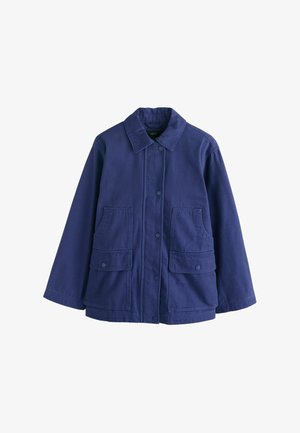 Tumesinine jakk vastupidavast kangast, millel on kraega kaelus, ees suletav nööbiga ja kaks suurt flapi taskut.