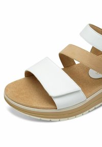 Sandalo bianco in pelle con due ampie cinghie, fodera in suede color noce, soletta imbottita e suola elevata color crema con accento dorato.