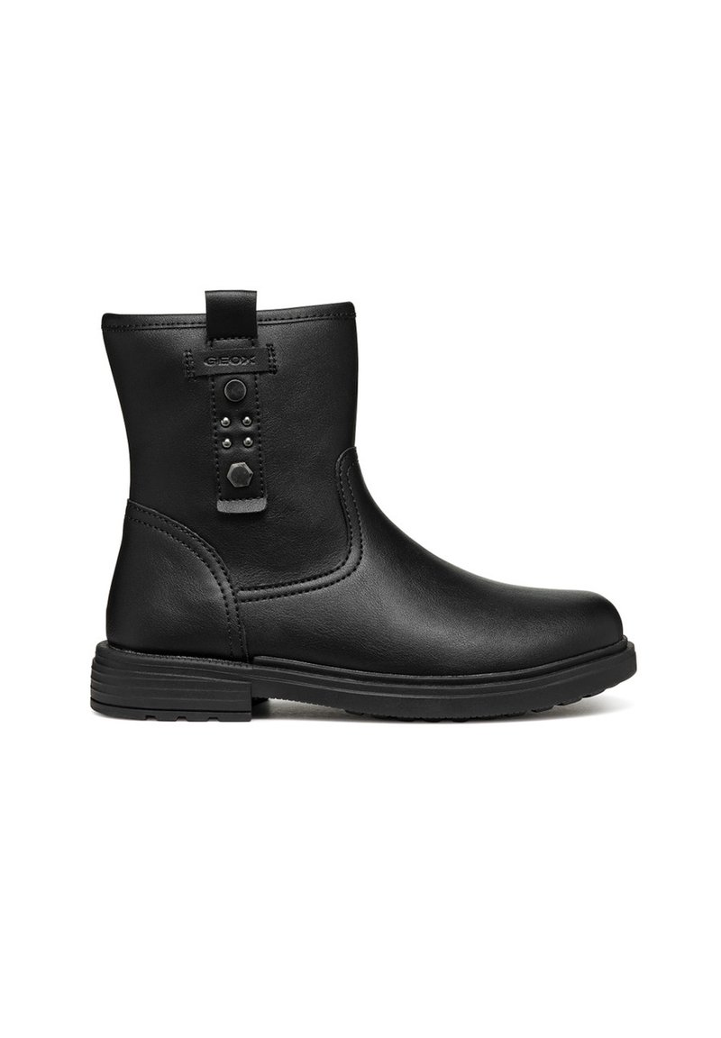 Botines negros de cuero, con una textura suave, puntera redondeada, una lengüeta trasera y adornos metálicos decorativos en el costado.