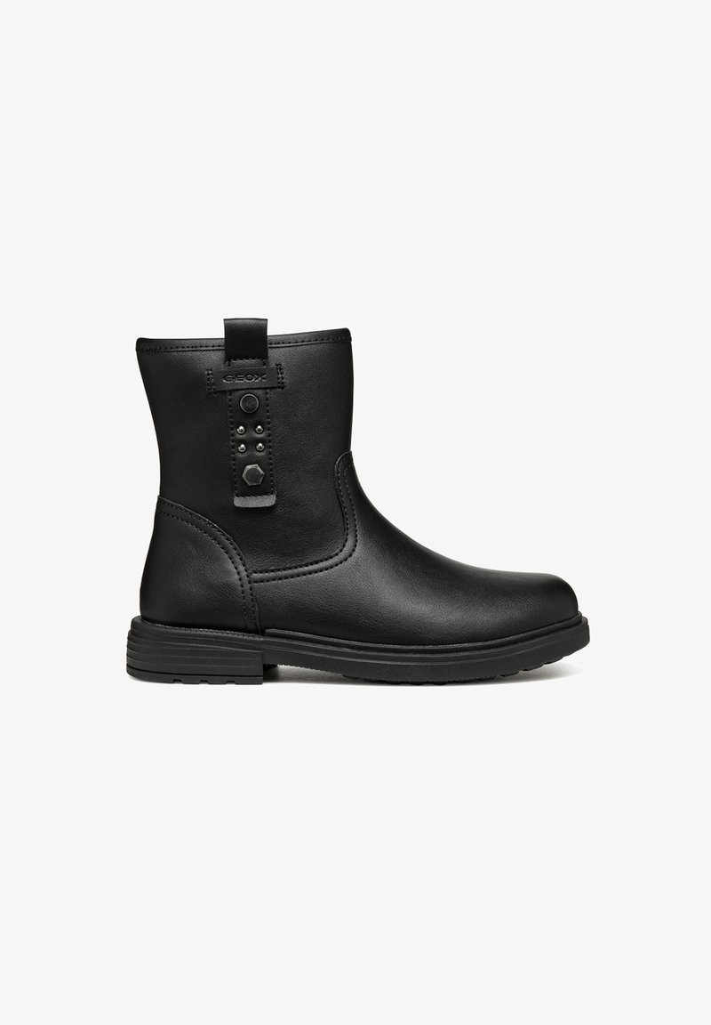 Botines negros de cuero, con una textura suave, puntera redondeada, una lengüeta trasera y adornos metálicos decorativos en el costado.