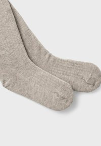 Calzini grigio a coste realizzati in tessuto morbido, con un design senza cuciture sulla punta e una texture leggermente più spessa per maggiore comfort.