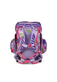 Sac à dos violet avec motifs floraux, accents roses, bretelles ajustables et poches en maille. Comprend un dos rembourré et des fermetures à boucle.