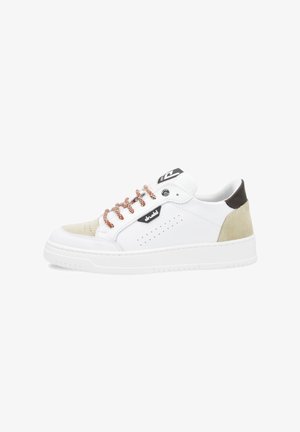 Witte leren sneakers met beige suède accenten, geperforeerde zijkanten en koperen veters. Dikke witte rubberen zool voor grip.