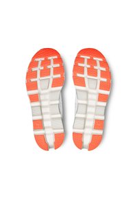 Løbesko såler med en struktureret hvid bund og lyse orange gummisektioner, der har karakteristiske grebsmønstre for traction.
