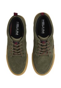 Zapatos de ante verde oliva con detalles de malla oscura y cordones rojos. Presentan una zona de puntera perforada y una suela de goma para mayor tracción.