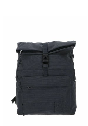 Sac à dos noir à rabat enroulable avec fermeture éclair, tissu texturé, boucle réglable et poche avant. Présente un motif en quadrillage subtil.