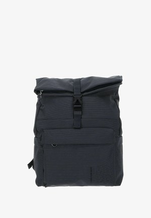 Sac à dos noir à rabat enroulable avec fermeture éclair, tissu texturé, boucle réglable et poche avant. Présente un motif en quadrillage subtil.