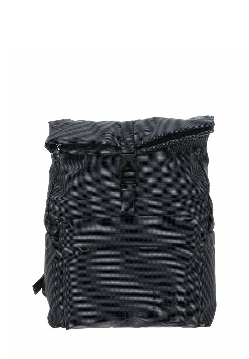 Sac à dos noir à rabat enroulable avec fermeture éclair, tissu texturé, boucle réglable et poche avant. Présente un motif en quadrillage subtil.