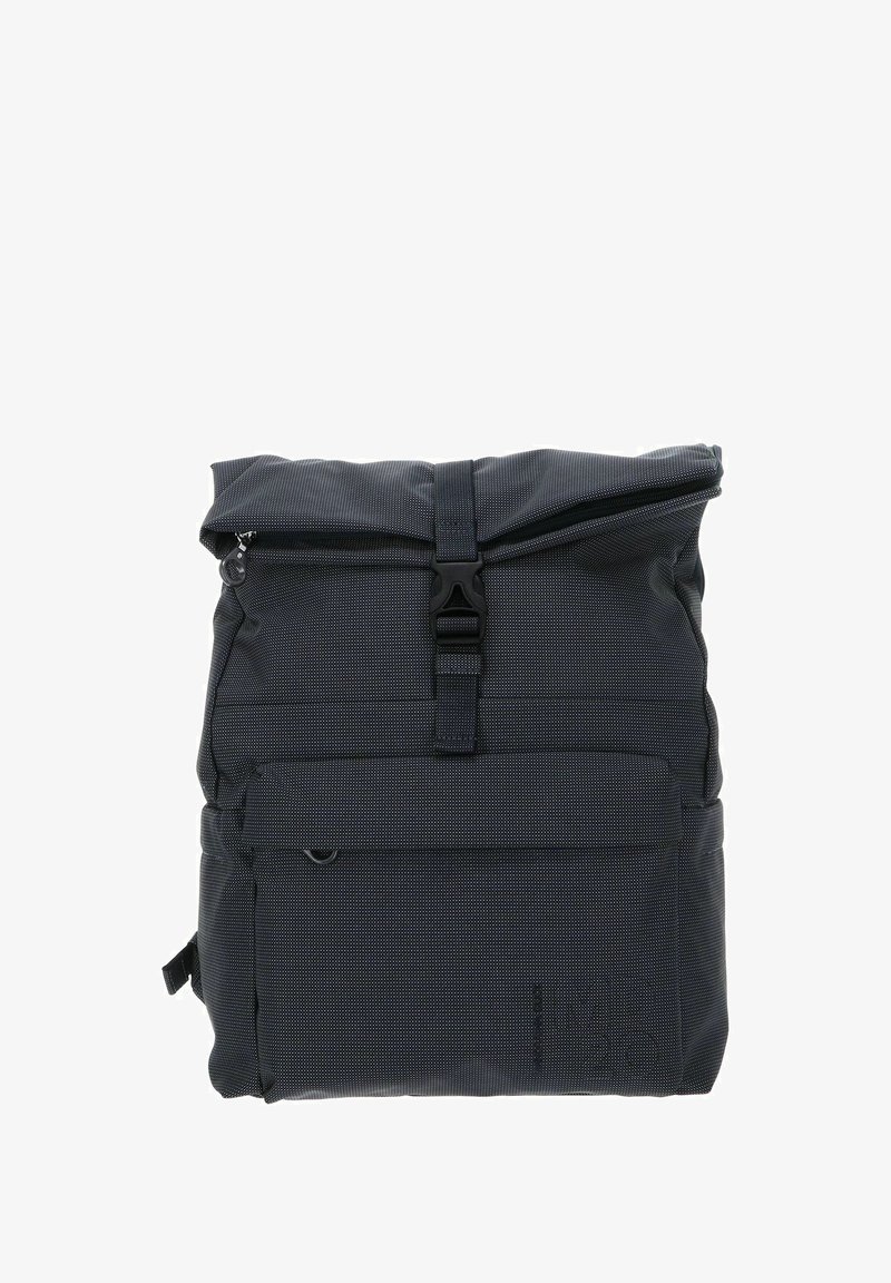 Sac à dos noir à rabat enroulable avec fermeture éclair, tissu texturé, boucle réglable et poche avant. Présente un motif en quadrillage subtil.