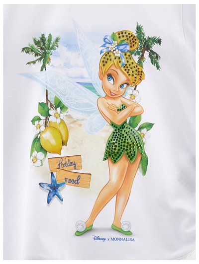 Η Τίνκερ Μπελ με πράσινο φόρεμα και μπλε φιόγκο στέκεται σε παραθαλάσσιο τοπίο με φοίνικες, λεμόνια, λουλούδια, αστερίες και πινακίδες με την ένδειξη «Διακοπτική διάθεση».