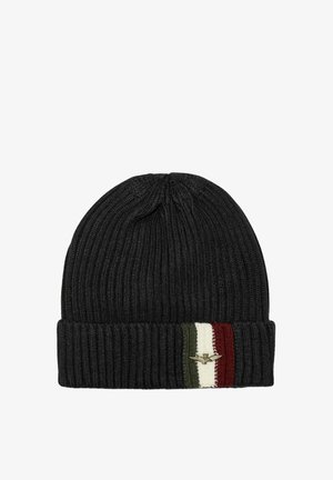 Beanie a coste nera con orlo ripiegato, caratterizzato da un motivo a righe in verde, bianco e bordeaux, con un accento di logo metallico.