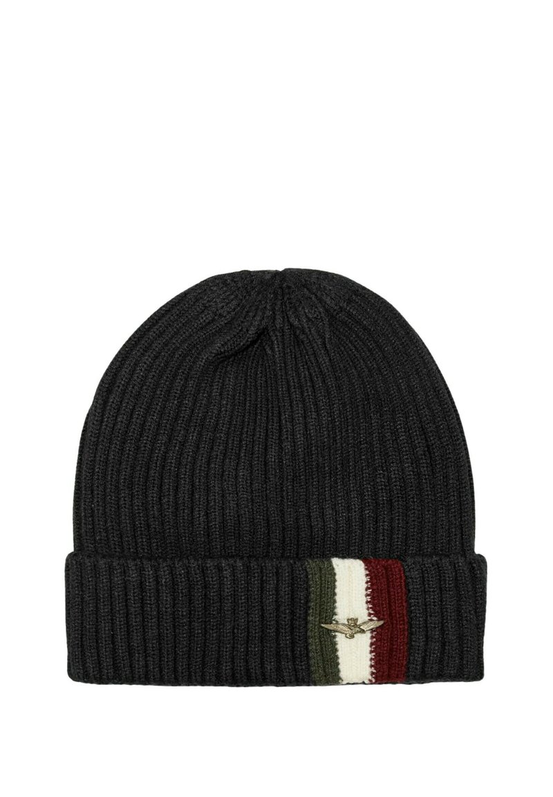 Beanie a coste nera con orlo ripiegato, caratterizzato da un motivo a righe in verde, bianco e bordeaux, con un accento di logo metallico.